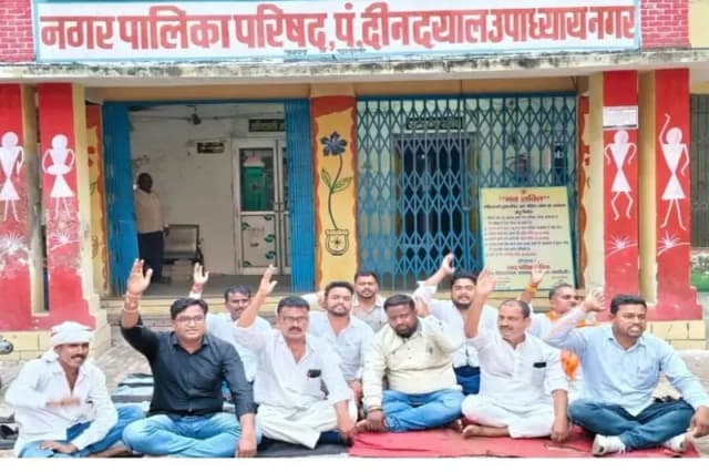Chandauli News: समस्याओं को लेकर सभासदों ने नगर पालिका परिषद कार्यालय परिसर में दिया धरना.