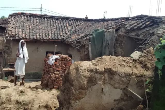 Chandauli News: दीवार गिरने से बड़ा हादसा टला, पिता-पुत्र घायल, अस्पताल में भर्ती.
