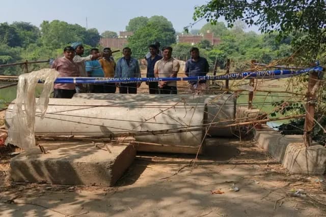 Chandauli News: कर्मनाशा नदी के पुल को बंद करने पहुंचे पीडब्ल्यूडी कर्मचारी, व्यापारियों में आक्रोश. 