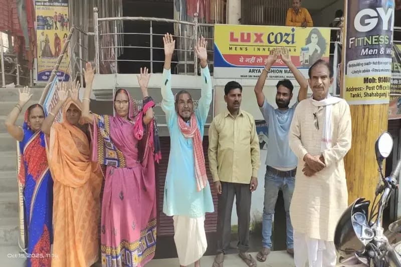 Chandauli News: पोस्ट ऑफिस में दस दिनों से इंडिया पोस्ट पेमेंट बैंक ठप, ग्राहकों ने किया प्रदर्शन.