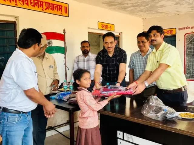 Sonbhadra News: घोरावल ब्लॉक के तिलहर विद्यालय में मुख्य विकास अधिकारी ने वितरित करवाया स्टेशनरी, बैग और जूते.
