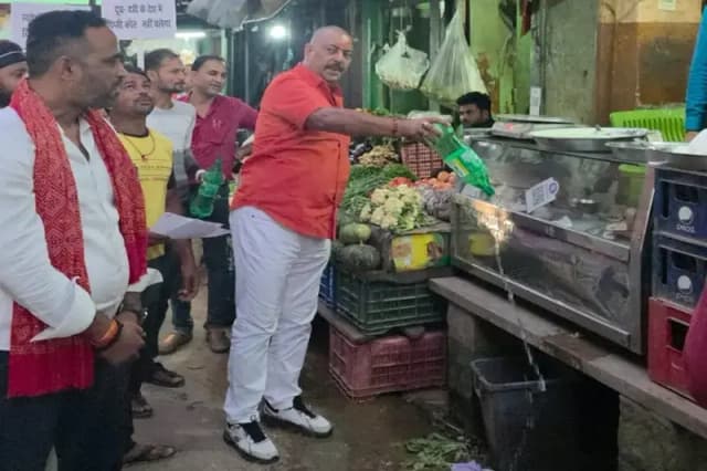 Mirzapur News: दूध दही थाली में पेप्सी कोको कोला नाली में, के नारे के साथ स्वदेशी जागरण मंच ने लोगों को किया जागरूक. 
