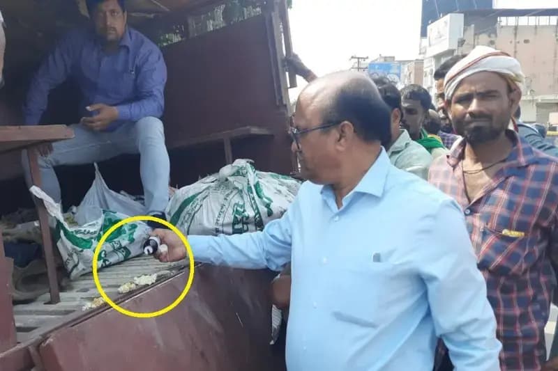Chandauli News: बिहार से आये पिकअप वाहन और ऑटो से पकड़ा गया 06 कुंतल खोवा, जांच के लिए लखनऊ भेजे गए सैम्पल.