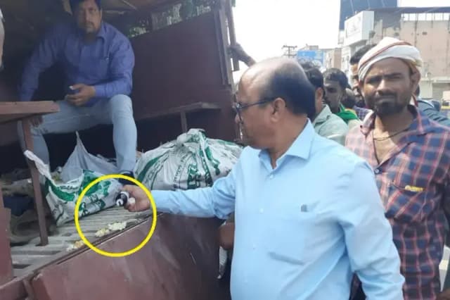 Chandauli News: बिहार से आये पिकअप वाहन और ऑटो से पकड़ा गया 06 कुंतल खोवा, जांच के लिए लखनऊ भेजे गए सैम्पल.