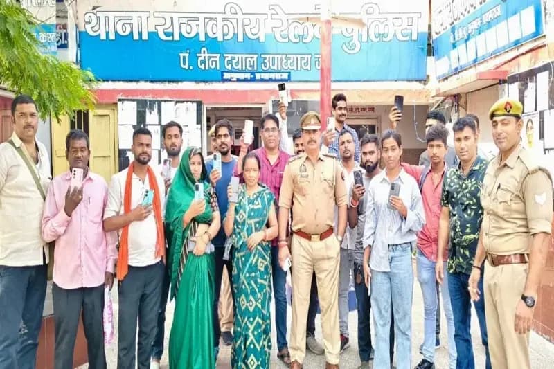 Chandauli News: 90 लोगों के खोए हुए मोबाइल को वापस कर जीआरपी ने दिया दीपावली गिफ्ट, बरामद मोबाइल की कीमत चौदह लाख.