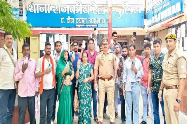 Chandauli News: 90 लोगों के खोए हुए मोबाइल को वापस कर जीआरपी ने दिया दीपावली गिफ्ट, बरामद मोबाइल की कीमत चौदह लाख.