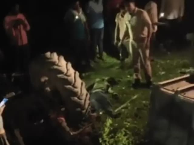 Sonbhadra News: ट्रैक्टर ट्रॉली पलटने से 2 मजदूरों की मौत, कई घायल, मज़दूर टावर लगाने का करते थे काम.