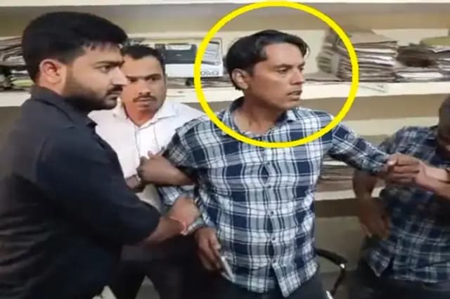 Chandauli News: चीफ फायर ऑफिसर कार्यालय में तैनात बाबू को रिश्वत लेते एंटी करप्शन टीम ने दबोचा.
