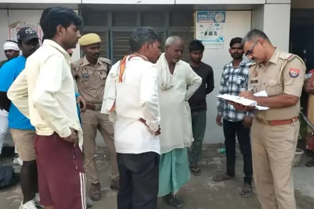 Chandauli News: राशन लेने जा रही बुजुर्ग महिला की ट्रेन की चपेट में आने से मौत.  
