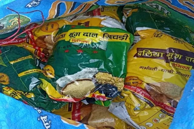 Chandauli News: दुकान पर बेचा जा रहा बाल पुष्टाहार ग्रामीणों ने पकड़ा, आंगनबाड़ी कार्यकत्रियों पर लगा बेचने का आरोप.