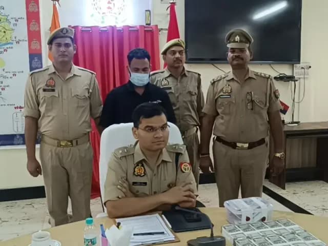 Sonbhadra News : इंस्टाग्राम और व्हाट्सएप ग्रुपों पर विभिन्न कॉलेजों का प्रचार कर दाखिला कराने के नाम पर मोटी रकम लेने वाला ठग चढ़ा पुलिस के हत्थे.