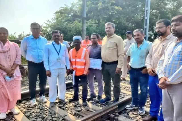 Chandauli News: मझवार गंजख्वाजा रेल रुट पर रेल फ्रैक्चर पर तत्काल कार्रवाई को लेकर स्टेशन मास्टर और गेटमैन को किया गया पुरस्कृत.
