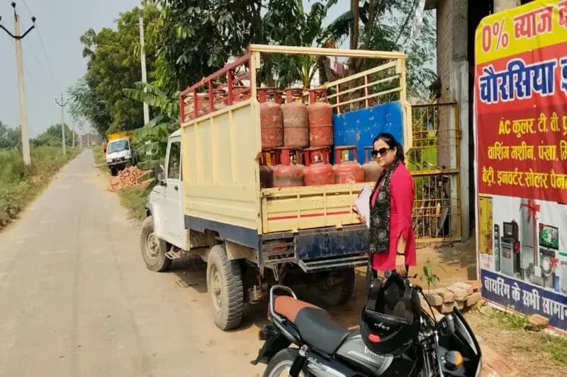 Chandauli News: आपूर्ति निरीक्षक ने सिलेंडर दुकान पर मारा छापा, 15 एलपीजी सिलेंडर जब्त. 