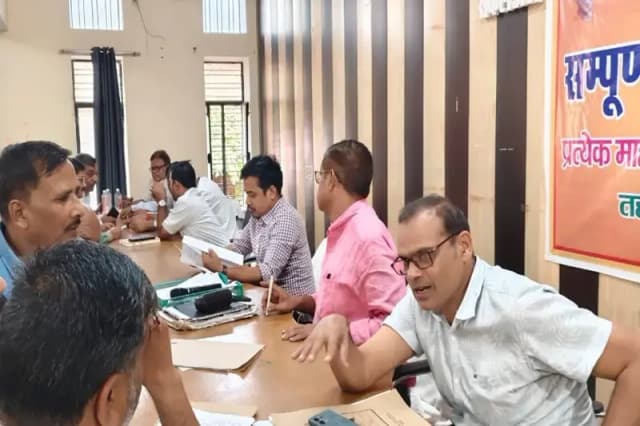Chandauli News: तहसील स्तरीय अधिकारियों के नहीं आने पर भड़के एसडीएम.  
