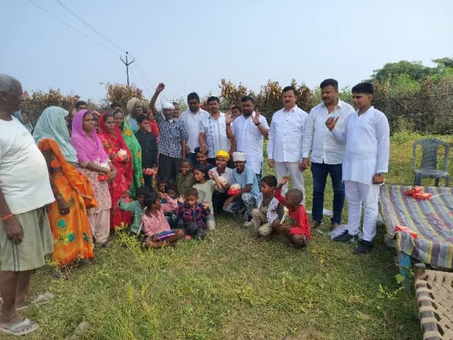 Sonbhadra News: सोनाचल ट्रक एसोसिएशन सोनभद्र के कोषाध्यक्ष धर्मेंद्र जायसवाल ने आदिवासी परिवारों के संग मनाई दीपावली.