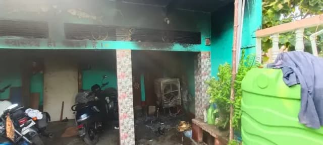 Chandauli News: शॉर्ट सर्किट से लगी आग, कूलर, इलेक्ट्रिक स्कूटर और जरूरी कागजात जलकर राख.
