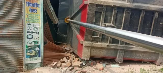 Chandauli News: बालू लदा ट्रक पलटा, मकान क्षतिग्रस्त, बाल-बाल बचे घर में मौजूद लोग.
