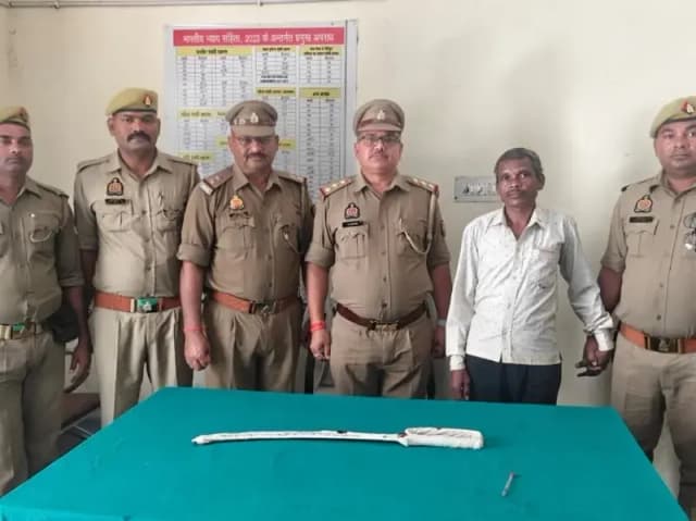 Sonbhadra News: भतीजे की हत्या का आरोपी 24 घंटे में गिरफ्तार, तलवार बरामद.