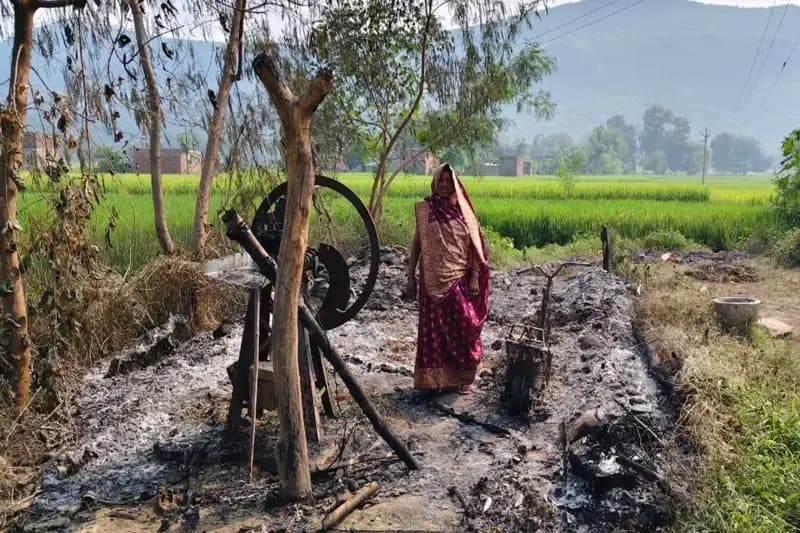Chandauli News: हाईटेंशन तार की चिंगारी से जलकर खाक हो गया गरीब आशियाना.