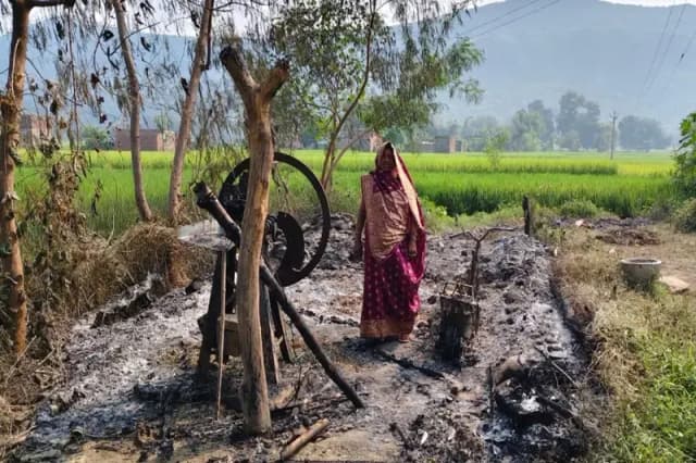 Chandauli News: हाईटेंशन तार की चिंगारी से जलकर खाक हो गया गरीब आशियाना.