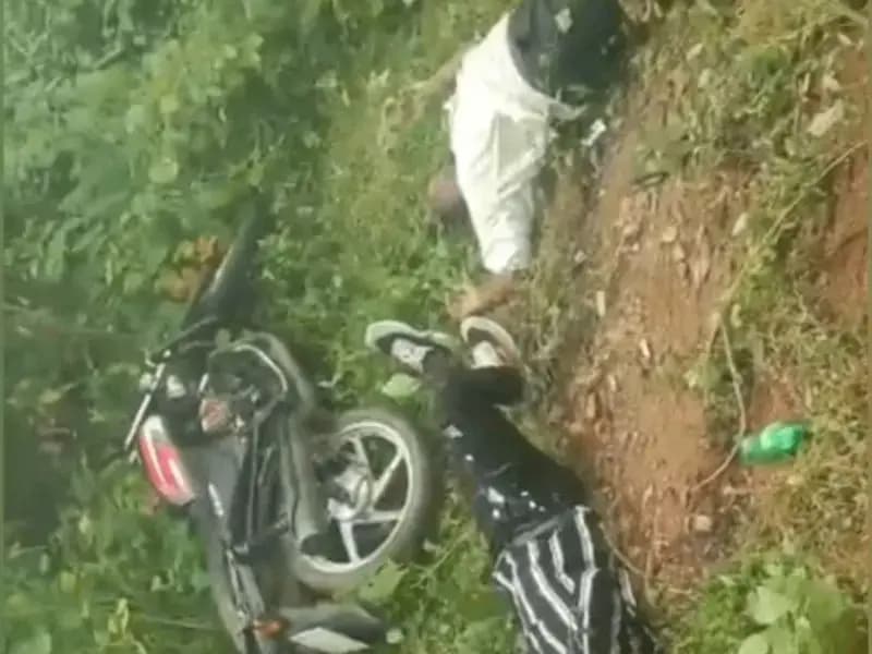 Sonbhadra News: अनियंत्रित बाइक पेड़ से टकराई, दो की मौत, एक गंभीर रूप से घायल जिला अस्पताल रेफर.