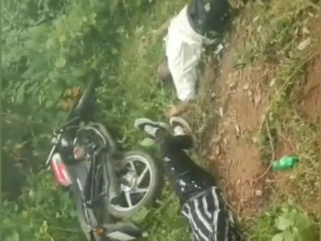 Sonbhadra News: अनियंत्रित बाइक पेड़ से टकराई, दो की मौत, एक गंभीर रूप से घायल जिला अस्पताल रेफर.