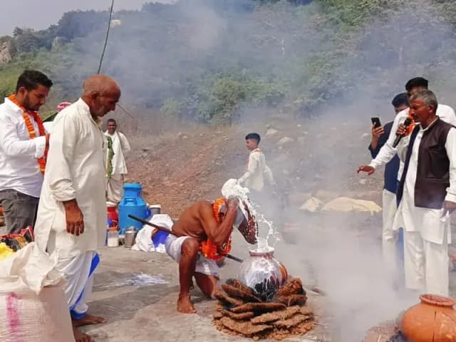 Sonbhadra News: गोवर्धन पूजा पर बाबा ने किया हैरान, खौलते दुग्ध से किया स्नान, यादव समाज की मौजूदगी में संपन्न हुआ अनुष्ठान.
