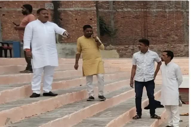 Chandauli News: छठ पर्व पर दुधिया रोशनी से जगमगाएगा नगर पंचायत सरोवर, चेयरमैन प्रतिनिधि ने तैयारियों का लिया जायजा. 