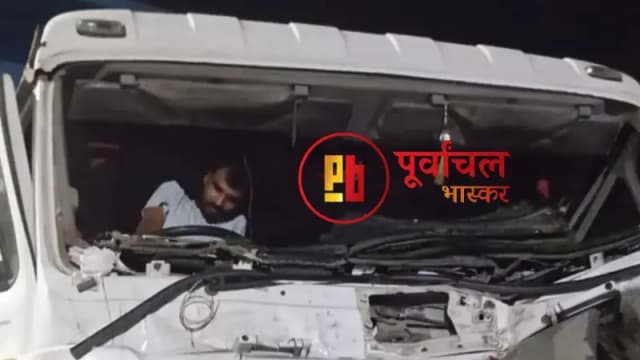 Chandauli News: डंपर ट्रक ने खड़ी ट्रक में मारा टक्कर, केबिन में फंसे चालक को बचाने के लिए चलाया गया और रेस्क्यू अभियान.
