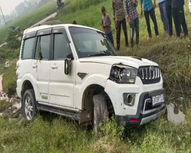 Chandauli News: अनियंत्रित स्कॉर्पियो ने बाइक सवार युवक को मारी टक्कर.