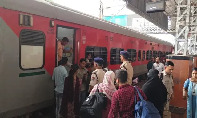 Chandauli News: छठ महापर्व में घर पहुंचने के लिए यात्री ट्रेनों में कर रहे जद्दोजहद, आरपीएफ और कमर्शियल विभाग के छूटे पसीने. 