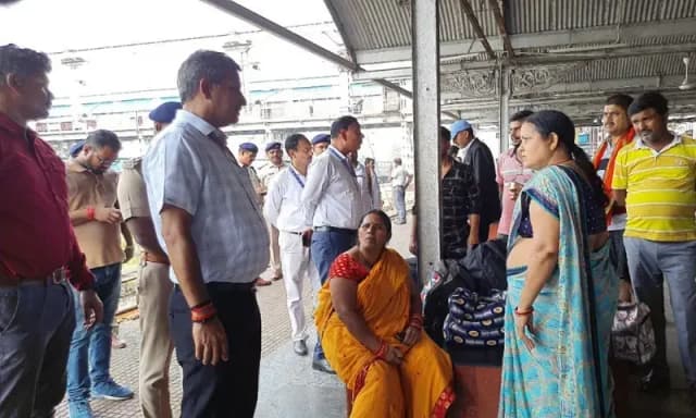 Chandauli News: छठ के मद्देनजर डीडीयू मंडल में अतिरिक्त व्यवस्था, डीआरएम व कमांडेंट ने सम्हाला मोर्चा. 