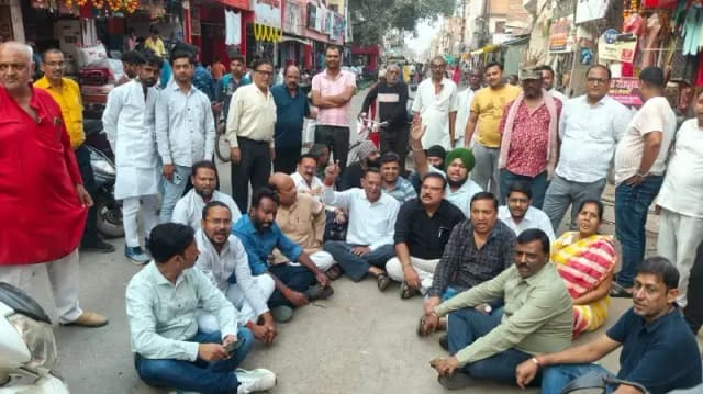 Sonbhadra News: विद्युत विभाग के खिलाफ व्यापरीयों का फुटा गुस्सा, आरोप- स्मार्ट मीटर लगने के बाद वास्तविक खपत से ज्यादा यूनिट हो रही है दर्ज!