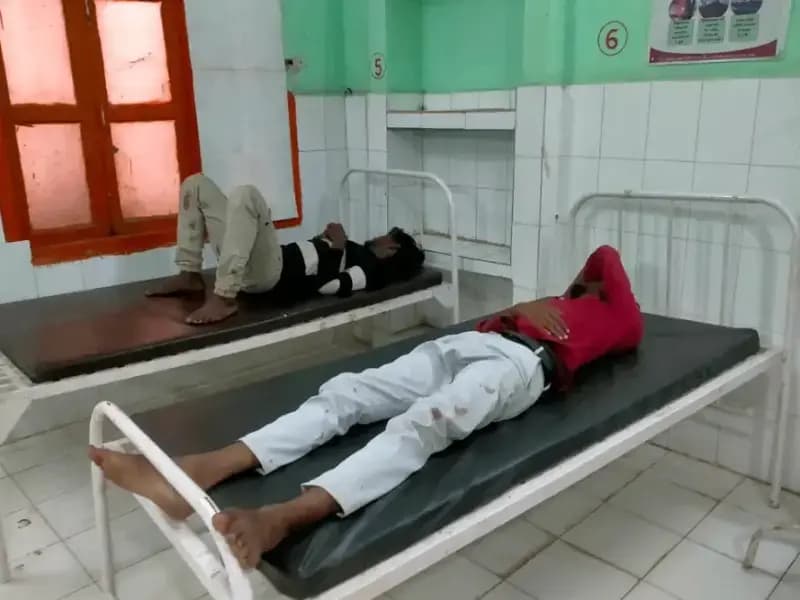 Sonbhadra News: अनियंत्रित होकर बाइक खाई में गिरी, एक युवक की मौत, दो घायल, शराब के नशे में बिना हेलमेट जा रहे थे बाइक सवार.