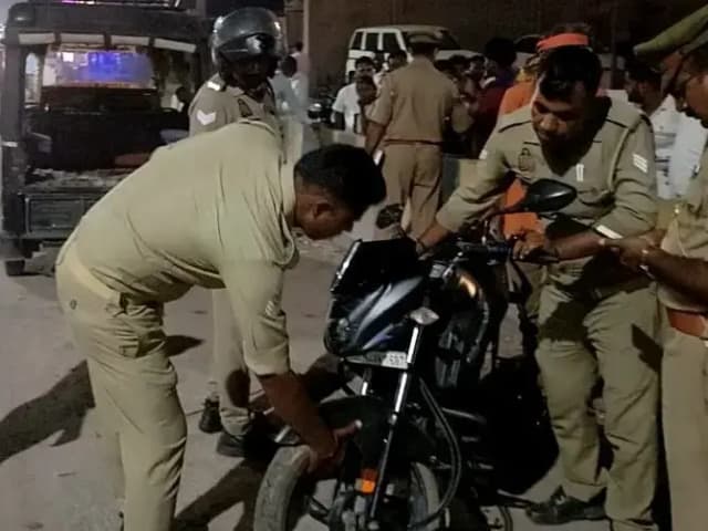 Sonbhadra News: ट्रेलर ने बाइक को रौंदा, एक युवक की मौत, दो गंभीर रूप से घायल.