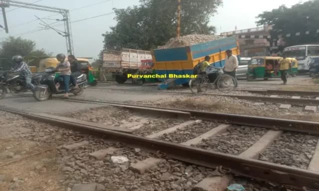 Chandauli News: रेलवे ट्रैक पर ट्रैक्टर का गुल्ला टूटने से डीडीयू जंक्शन पटना रेल रुट पर आवागमन बाधित.