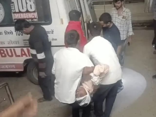 Sonbhadra News: श्रद्धालुओं से भरी तेज़ रफ़्तार पिकअप अनियंत्रित होकर पलटी, प्रसिद्ध जिरही माता मंदिर से लौटते समय हादसा, 3 बच्चों समेत 16 घायल.