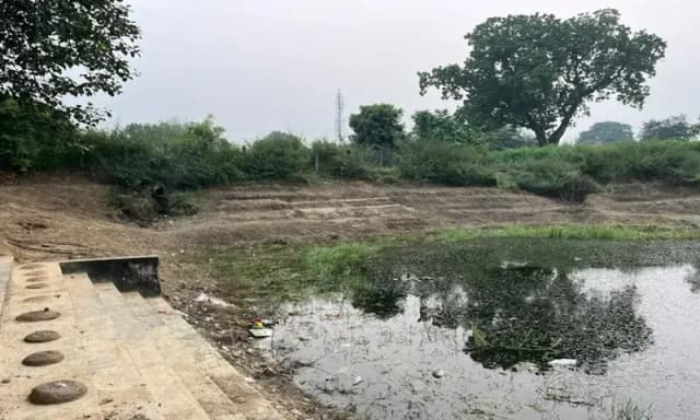 Chandauli News: खरपतवार झाड़ियों में कैसे होगी छठ पूजा. 