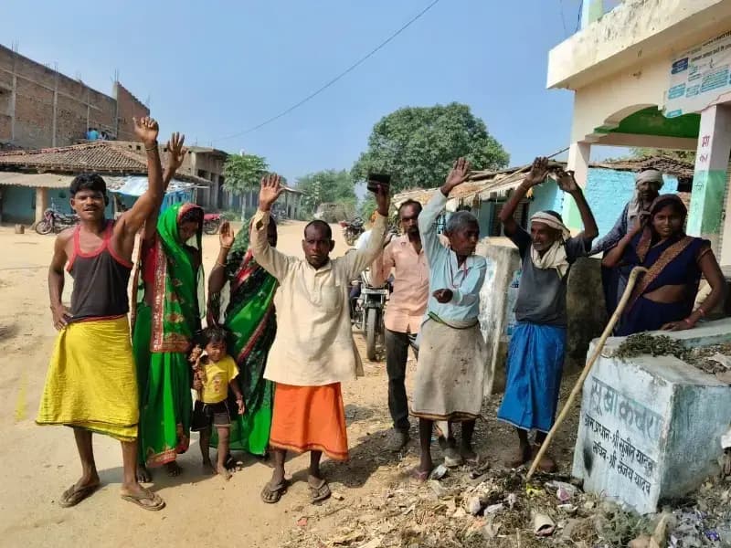 Sonbhadra News: कोन ब्लॉक की कुड़वा पंचायत में सफाई न होने से भड़के ग्रामीण, कार्रवाई की मांग को लेकर प्रदर्शन.