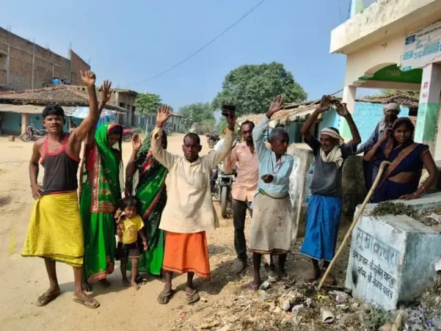Sonbhadra News: कोन ब्लॉक की कुड़वा पंचायत में सफाई न होने से भड़के ग्रामीण, कार्रवाई की मांग को लेकर प्रदर्शन.