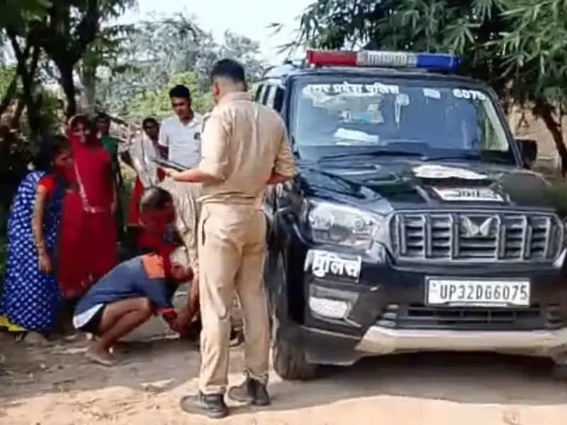 Sonbhadra News: पुलिस कर्मी के करतूत का बनाया वीडियो तो सिपाही ने मारी लात, वीडियो वायरल, सिपाही सस्पेंड.