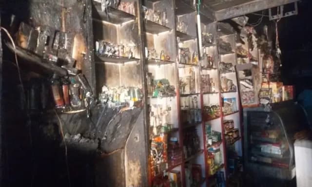 Chandauli News: शार्ट सर्किट से लगी आग से दुकान में रखा लाखों का माल स्वाहा.
