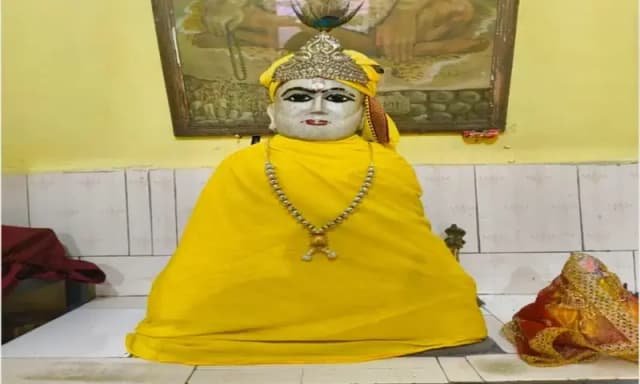 Chandauli News: हौसला बुलंद चोरों ने रमैया बाबा मंदिर से घंटा और पूजा सामग्री की चोरी, ग्रामीणों में आक्रोश. 