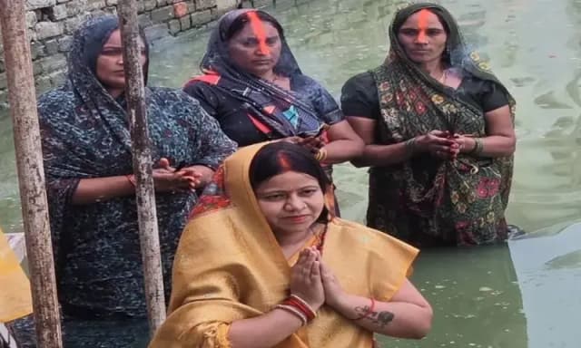 Chandauli News: छठ महापर्व पर खरना के दिन घाटों पर उमड़ी आस्थावान छठ वर्ती महिलाओं की भीड़.