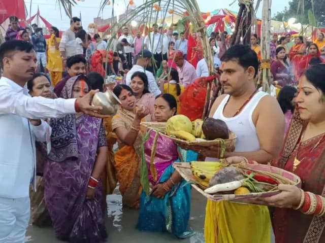 Sonbhadra News: उगते सूर्य को अर्घ्य देने के साथ लोक आस्था का महापर्व छठ सम्पन्न हुआ.