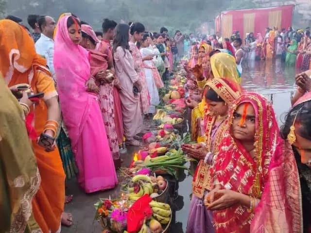 Sonbhadra News: उगते सूर्य को अर्घ्‍य देने के साथ संपन्न हुआ चार दिनों के आस्था का महापर्व छठ.