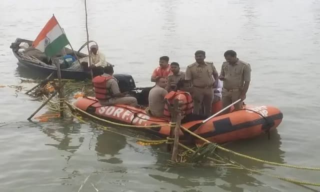 Chandauli News: गंगा में लगातार डूबकर मरने की घटनाओं को रोकने के लिए पुलिस हुई सक्रिय.  