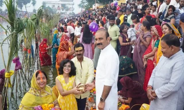 Chandauli News: उदयाचलगामी सूर्य को अर्घ्य के पश्चात लोक आस्था का छठ महापर्व सम्पन्न, नगर पंचायत अध्यक्ष ने भी किया छठ महापर्व पर व्रत.