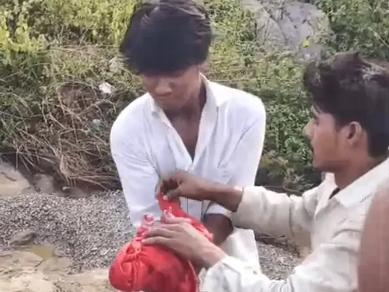 Sonbhadra News: कलयुगी मां ने नवजात का मुंह बांधकर मारकुंडी पहाड़ी घाटी में फेंका, मचा हड़कंप.
