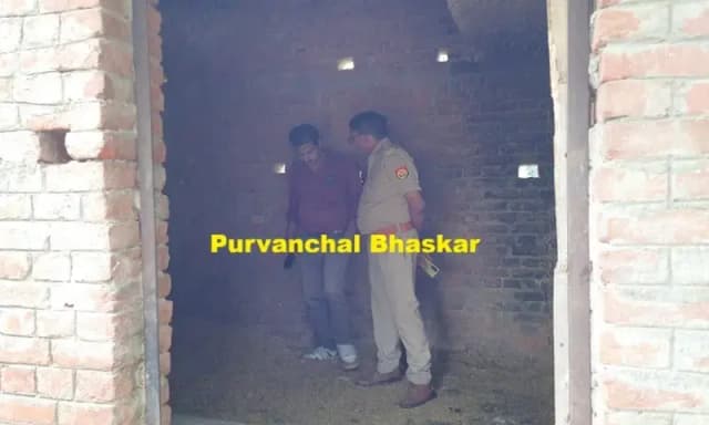 Chandauli News: घर के पास भूसे के ढेर में मिला बालिका का नग्न अवस्था में शव,  दुष्कर्म की आशंका, पास पड़े थे कुरकुरे और गुटके के पाउच.